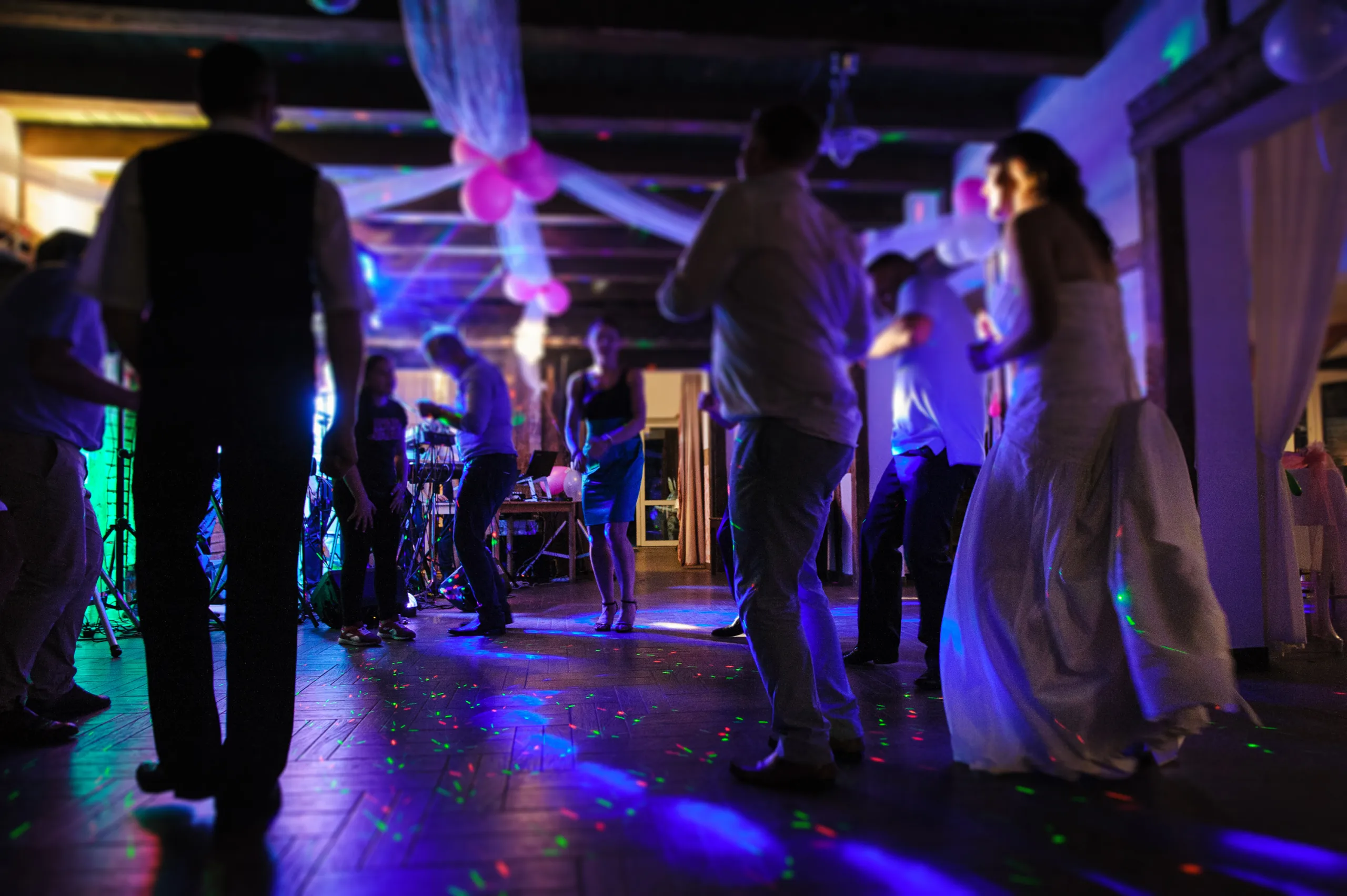 Ausgelassene Stimmung auf der Tanzfläche – DJ für Ihre Hochzeit Ausgelassene Stimmung und Party auf einer Hochzeitsfeier mit DJ Andy Beins