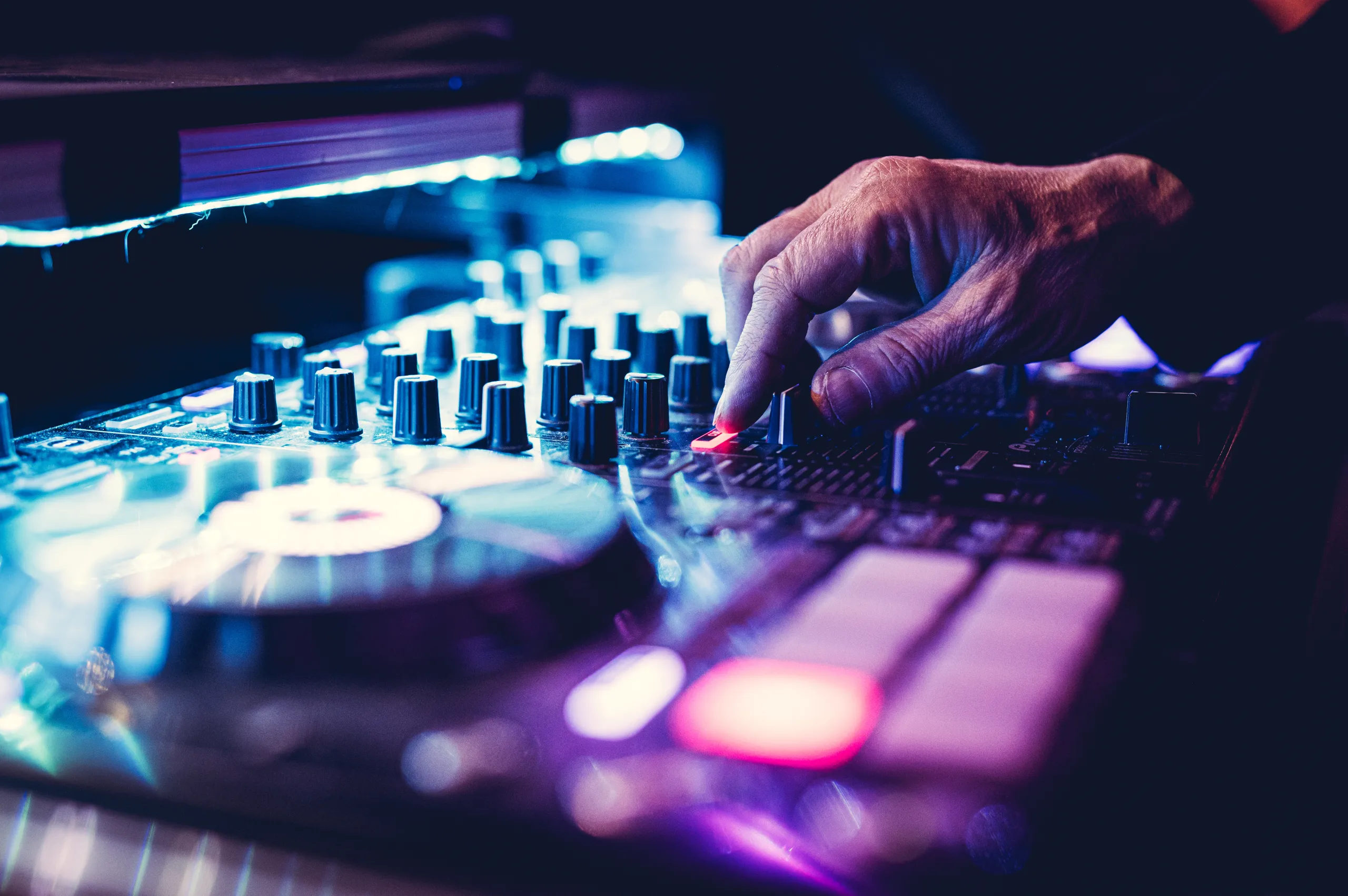Professionelle DJ-Technik und Lichtanlage für Ihr Event DJ-Equipment in Aktion mit stimmungsvoller Beleuchtung für Events